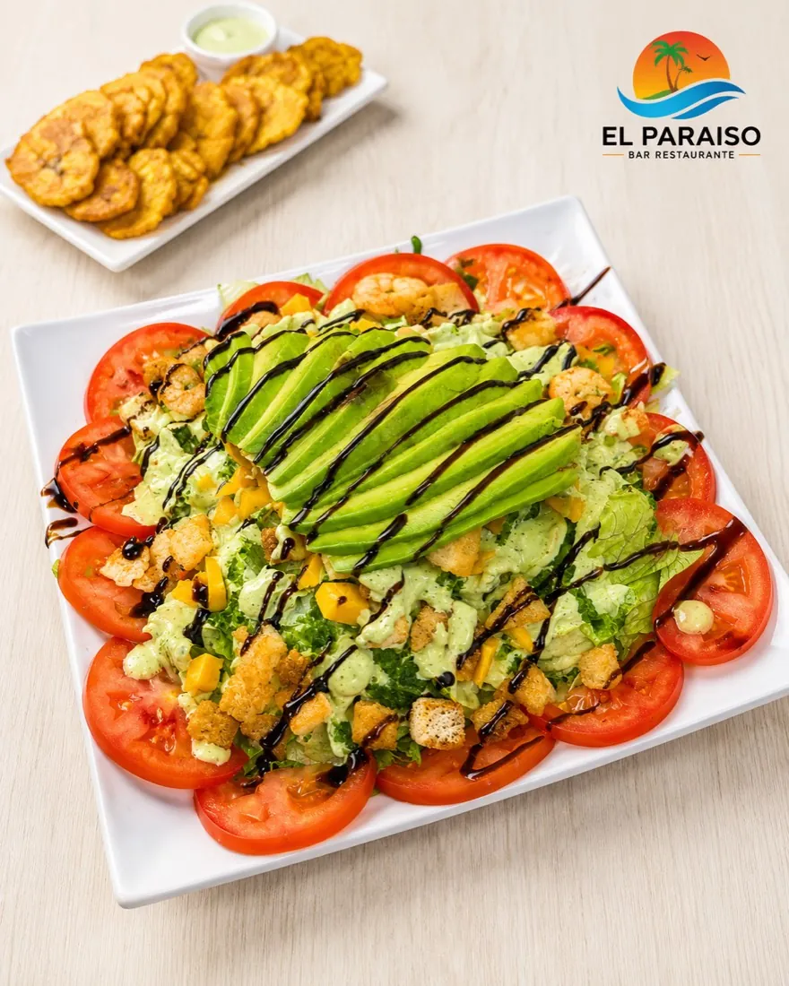 Ensalada con aguacate, langostinos y tostones